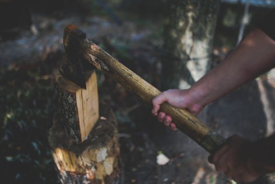 Holz, Axt, WildnisCamp Sandland